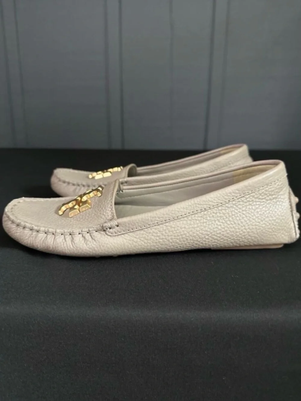 Tory Burch Everly Leather Driver Loafers French Gray Taupe Rolled Brass Size 6M